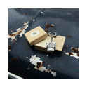 V8 Schlüsselanhänger aus 925 Sterling Silber in Geschenkbox auf patinierter Motorhaube – handgemachter Auto-Schmuck für Oldtimerfans