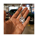 V8 Schlüsselanhänger aus 925 Sterling Silber in der Hand, Werkstatt-Szene – handgemacht, Oldtimer/Hot-Rod Zubehör