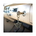 V8 Schlüsselanhänger im Flammen‑Design aus Messing hängt am Zündschloss eines Oldtimer‑Cockpits – Accessoire für US‑Car‑Fans, Muscle‑Car‑Fahrer und Gearheads.