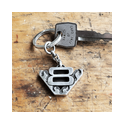 V8 Flames Schlüsselanhänger aus Sterling Silber mit Schlüssel auf Werkbank – handgemachter Auto-Schmuck im Vintage Look
