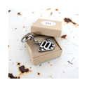 V8 Schlüsselanhänger aus 925 Sterling Silber mit Flames in Geschenkbox auf patinierter Haube – handgemachter Auto-Schmuck für Oldtimer & Hot-Rod