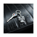 V8 Schlüsselanhänger aus Sterling Silber auf schwarzem Ledersitz im Fahrzeuginterieur – hochwertiger Auto-Schmuck, Classic-Car Look