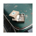 V8 Schlüsselanhänger aus 925 Sterling Silber in Geschenkbox auf grüner Motorhaube – Geschenk für Auto-Liebhaber