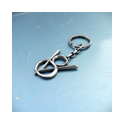 Sterling-Silber V8 Emblem Schlüsselring auf blauer Patina-Oberfläche, dezente Prägung – handgefertigter Automotive Schmuck