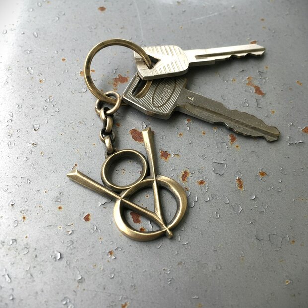 Messing-V8 Emblem mit Spaltring am Schlüsselbund; handgefertigt – ideale Geschenkidee für Ami-Fahrer und Hot-Rod Fans.