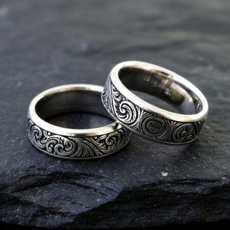 Handgefertigte Trauringe aus Silber mit ornamentaler Gravur und schwarzer Patina