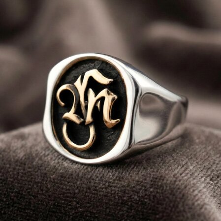 Silber Siegelring mit Monogramm und schwarzem Hintergrund