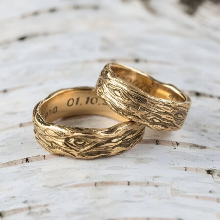 Strukturierte Trauringe aus Gold mit individueller Gravur vom Goldschmied