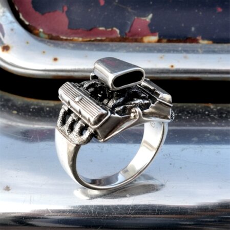 Handgefertigter V8 Motor als Ring für Ami-Fahrer