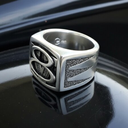 Handgefertigter v8-Ring für Hot-Rod Liebhaber