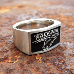 Massiver Silber Herrenring mit eckiger Front und tiefschwarzer Lasergravur des "PISTON ROCKERS CLAN" Logos. Ideal für filigrane, feine Logos und Schriften.