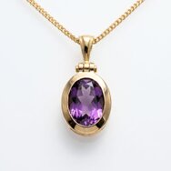 Handgefertigter Anhänger aus 585er Roségold mit ovalem Amethyst in klassischer Fassung